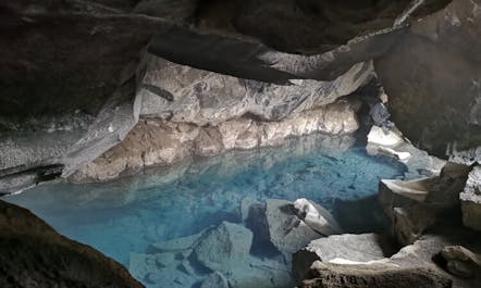 아이슬란드 북쪽에 위치한 그료타그야 지열 동굴.