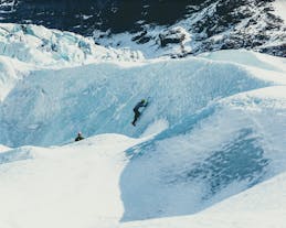スカフタフェットル発｜氷河ハイキングとアイスクライミング体験