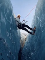 ソゥルヘイマヨークトル氷河ハイキングとアイスクライミング