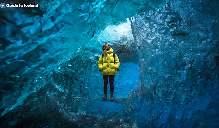 在瓦特纳冰川蓝冰洞的入口，等待探秘冰岛南岸的绝美蓝冰洞