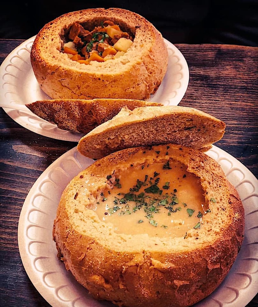 Suppe im Brot serviert im Restaurant Icelandic Street Food