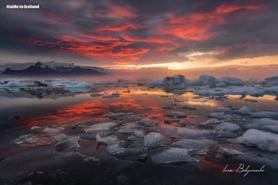 午夜阳光之下的冰岛南岸杰古沙龙冰河湖