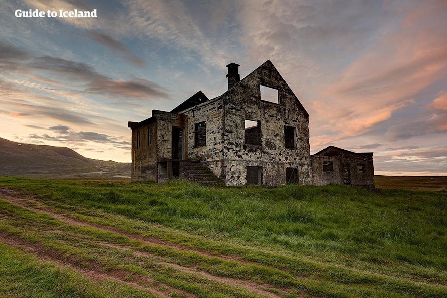 廃墟となったアイスランドの古い家