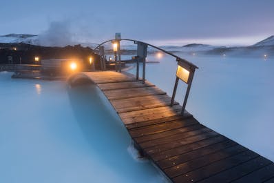 Een loopbrug over de Blue Lagoon Spa in IJsland
