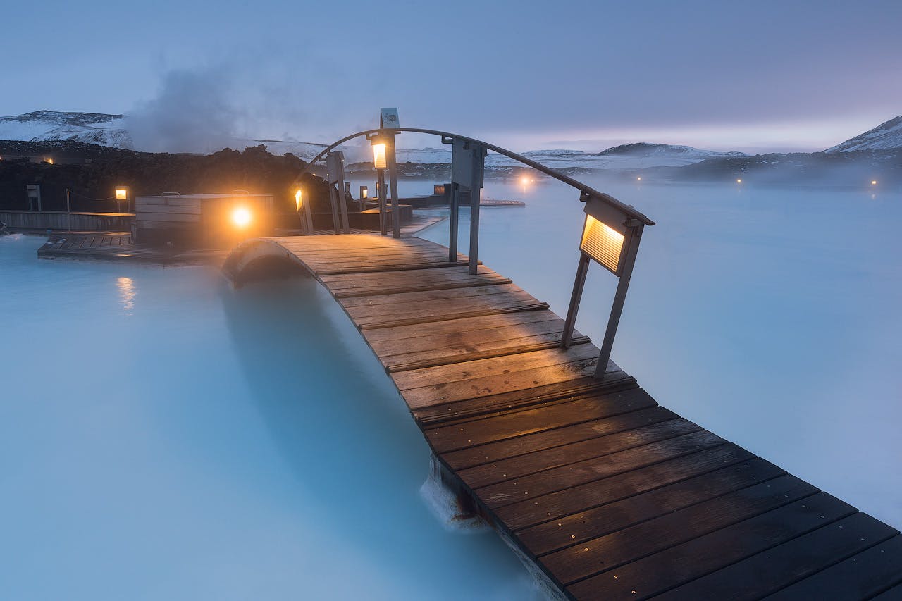 Un puente sobre el balneario Blue Lagoon en Islandia