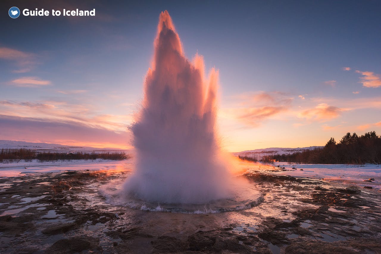 冰岛黄金圈景区的史托克间歇泉壮丽喷发