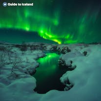 Die Nordlichter erhellen eine Winterlandschaft in Island