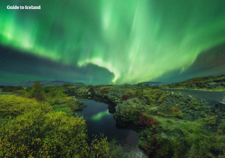 Il Parco Nazionale di Thingvellir illuminato dalla luce verde dell'aurora boreale