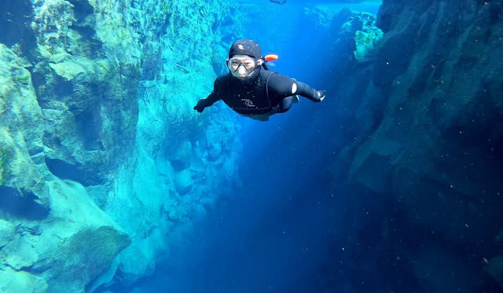 Снорклинг в Сильфре в «мокром» гидрокостюме | Бесплатное подводное фото