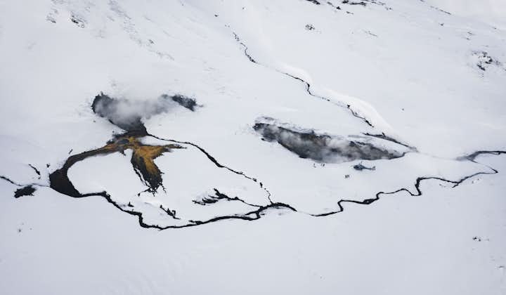 アイスランドの地熱地帯上空を飛ぶヘリコプター遊覧飛行