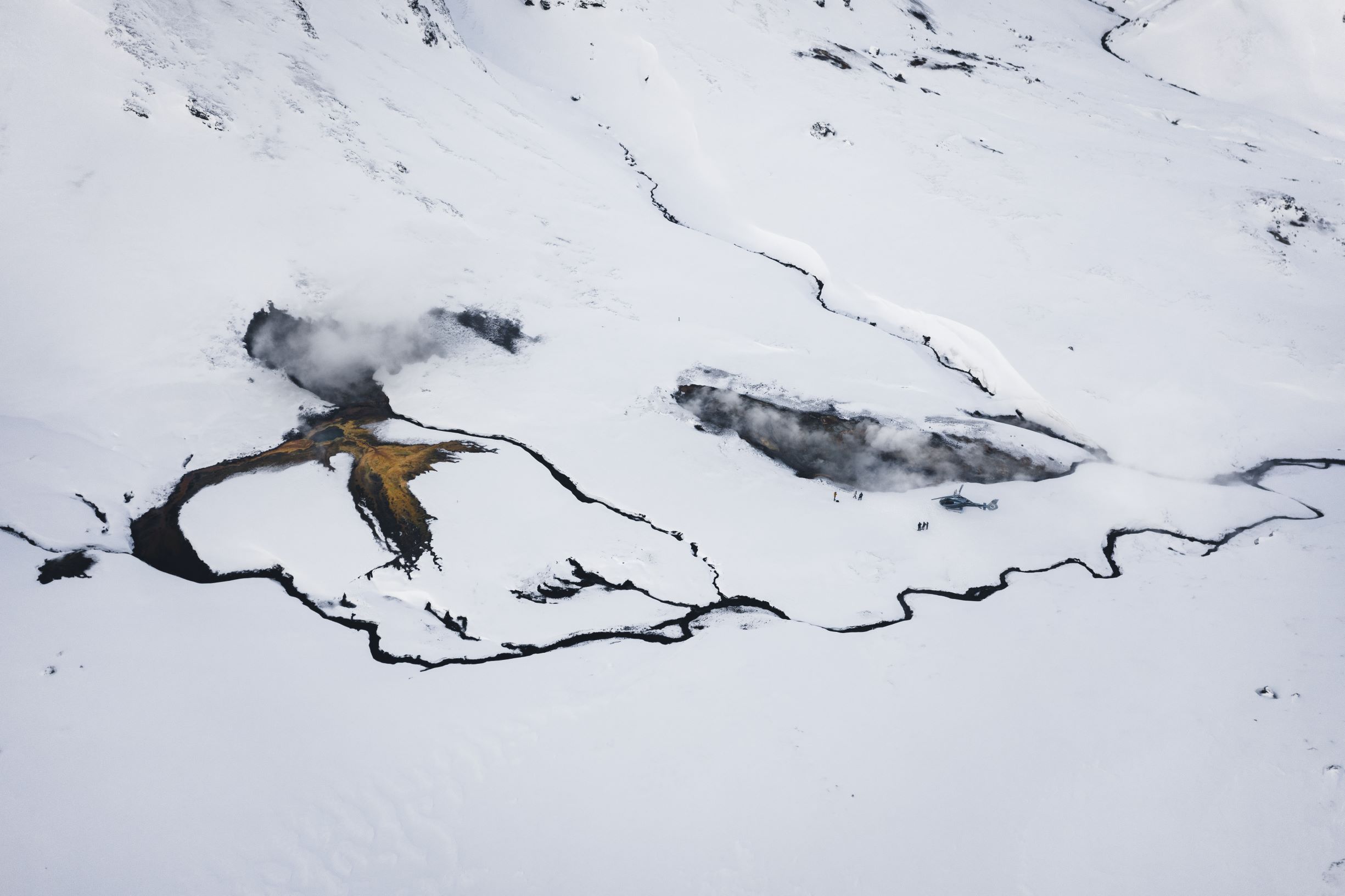 Een helikoptervlucht door een geothermisch gebied in IJsland
