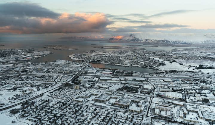 Reykjavík van bovenaf tijdens deze helikoptervlucht