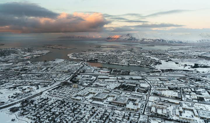 Reykjavik widziany z góry podczas tej wycieczki helikopterem.