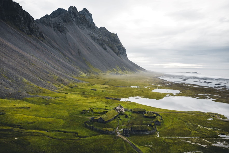 Een Vikingdorp gelegen in de oostfjorden, bij de berg Vestrahorn