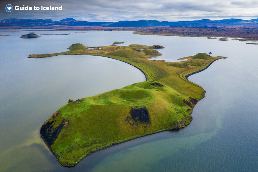 Het Mývatn-meer is in kleurrijke tinten blauw en groen
