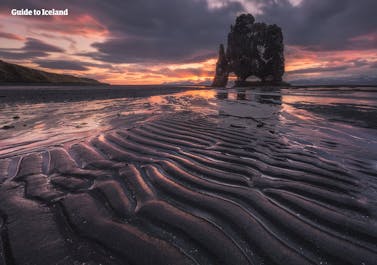 Formacja skalna Hvitserkur u wybrzeży półwyspu Trolla w Islandii.