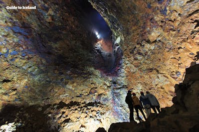 De kleurrijke rotswand binnenin de magmakamer van de Thrihnukagigur.
