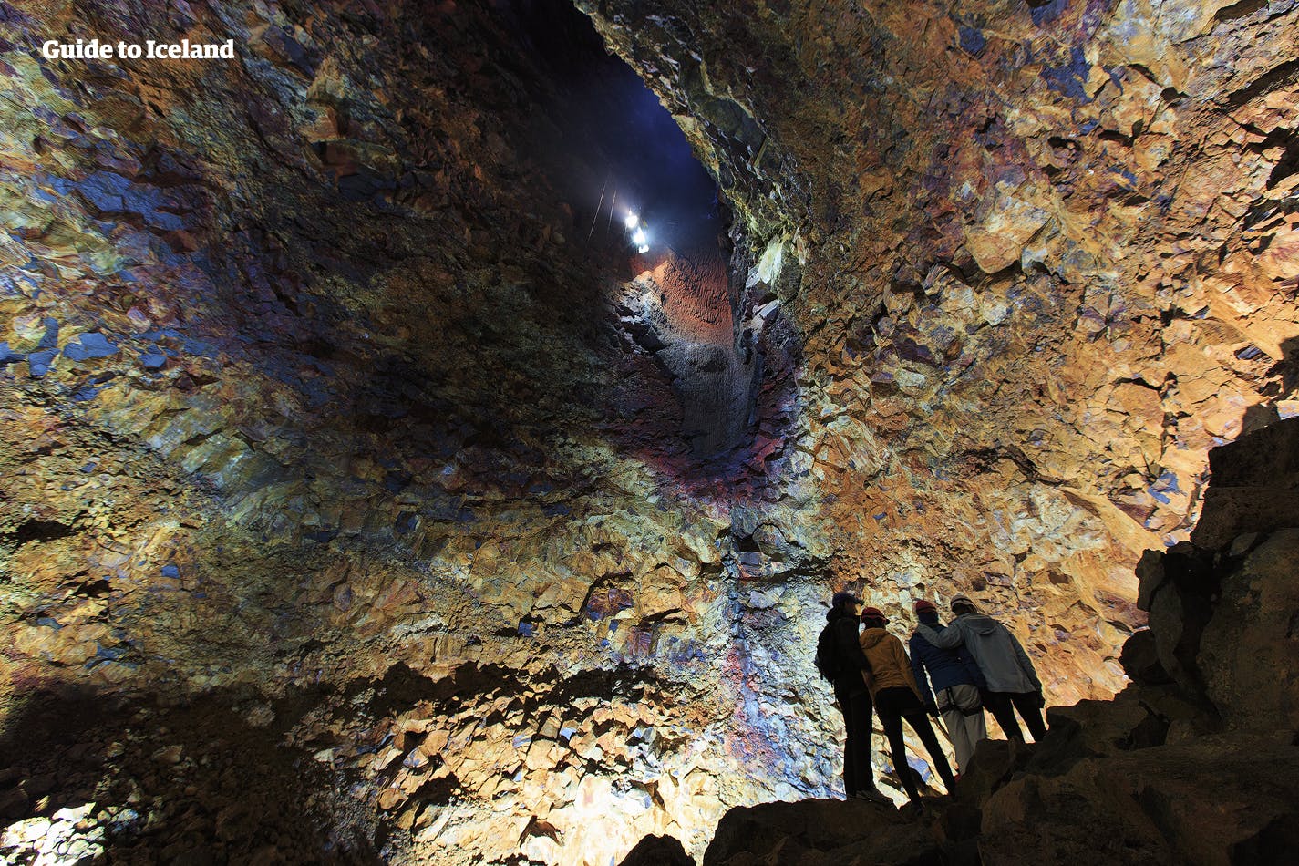 Kolorowe skały wnętrza komory magmowej Thrihnukagigur.