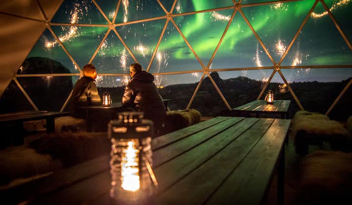 Un couple regarde les aurores boréales dans l'Observatoire
