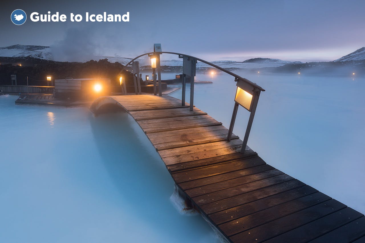 En bro over spaet Den blå lagune på Island
