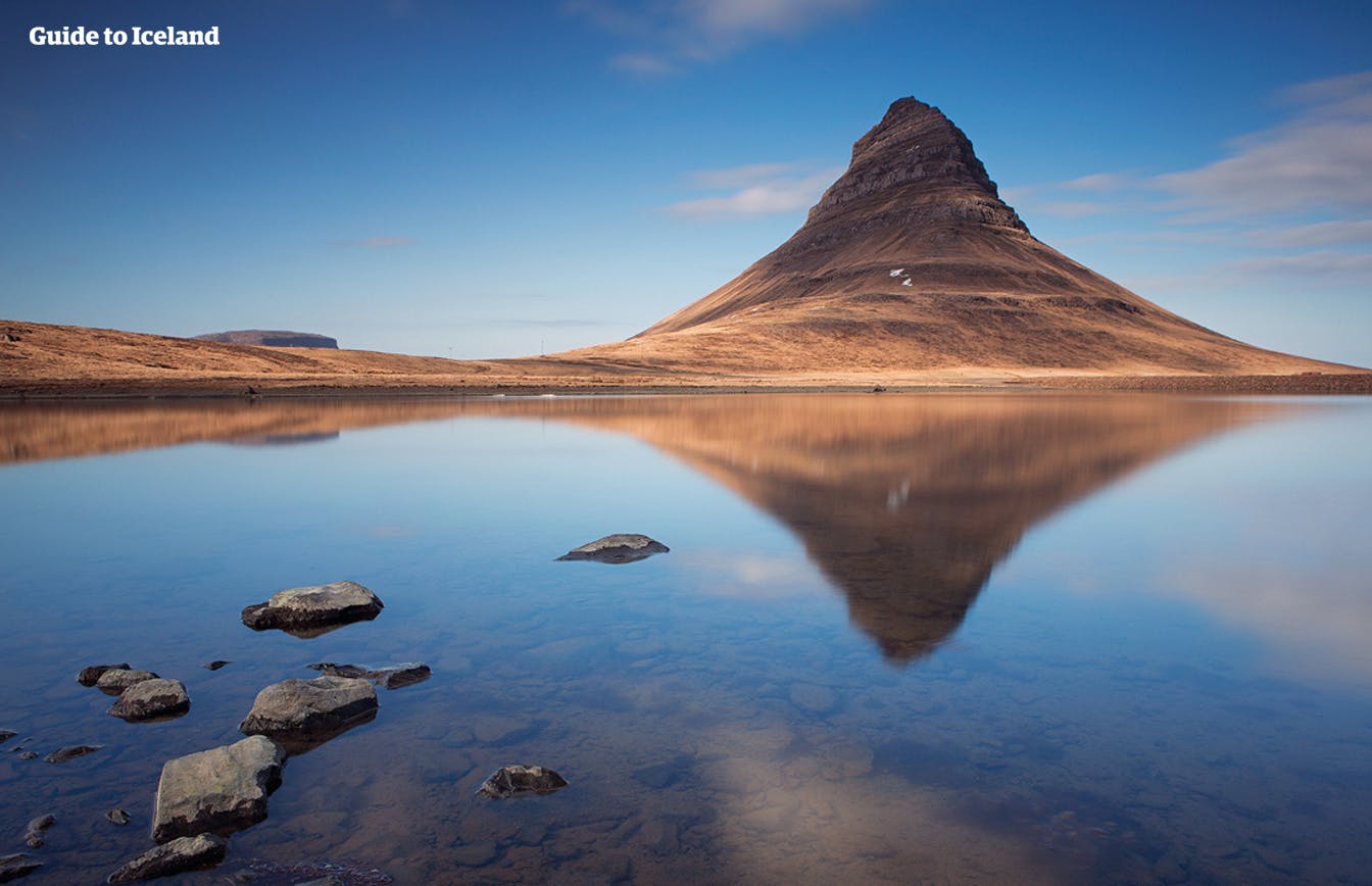 De berg Kirkjufell op het IJslandse schiereiland Snaefellsnes.