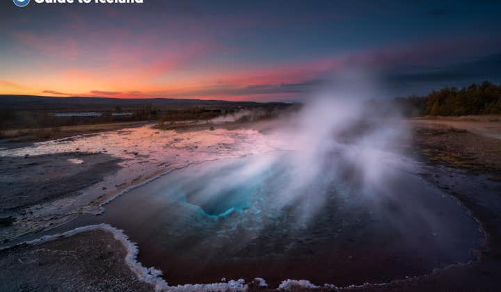 Bogate w minerały wody gejzeru na obszarze geotermalnym Geysir.