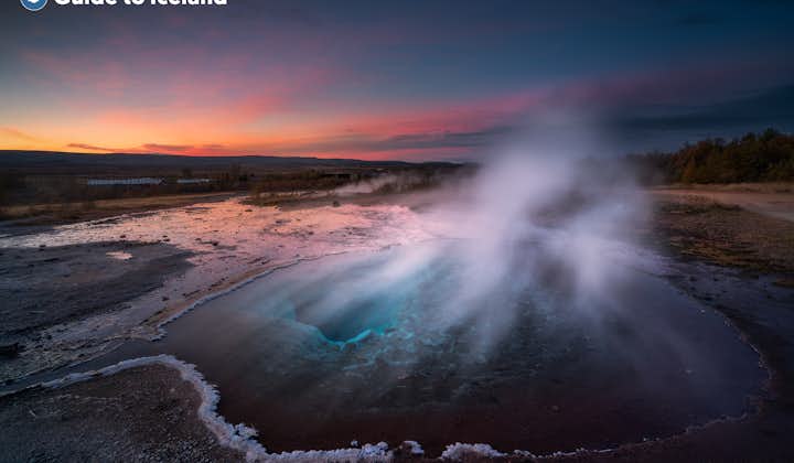 Das mineralreiche Wasser eines Geysirs im Geothermalgebiet Geysir.
