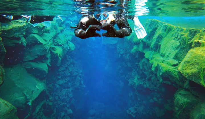 シルフラ発｜大陸プレートの間を泳ぐシュノーケリングツアー（水中写真の特典付き）
