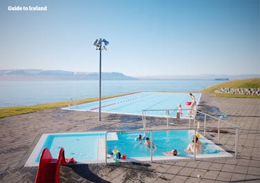 Het infinity-zwembad en het kinderbad in het dorp Hofsos