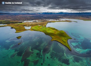 Le lac Mývatn en Islande, avec son eau de couleur bleu-vert