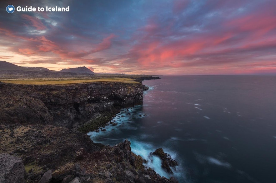 Eine isländische Küste bei Sonnenuntergang