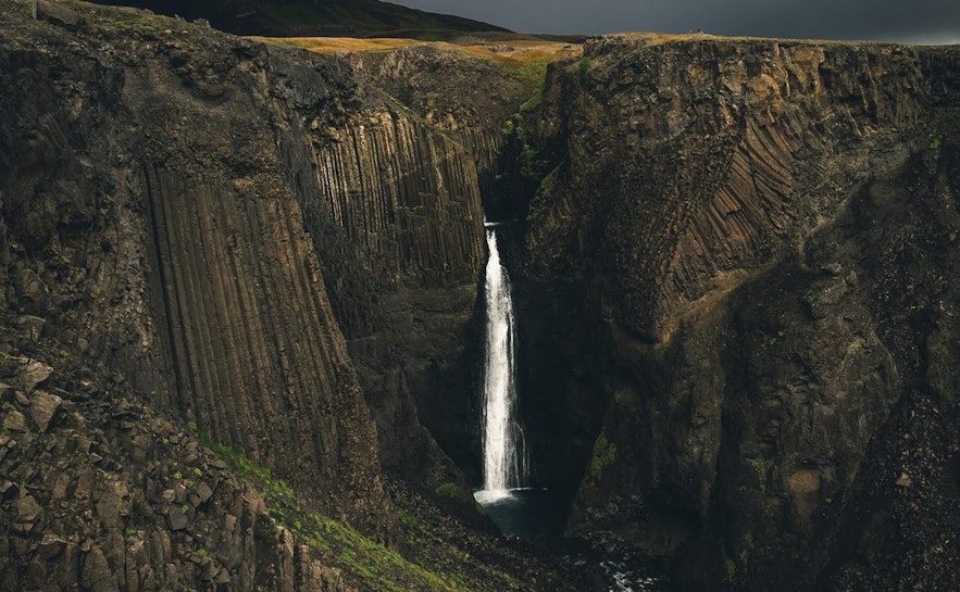 Mehrere Wasserfälle in Island sind von sechseckigen Basaltsäulen umgeben.