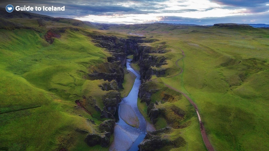 Eine Schlucht zieht sich durch die Landschaft des isländischen Hochlands.