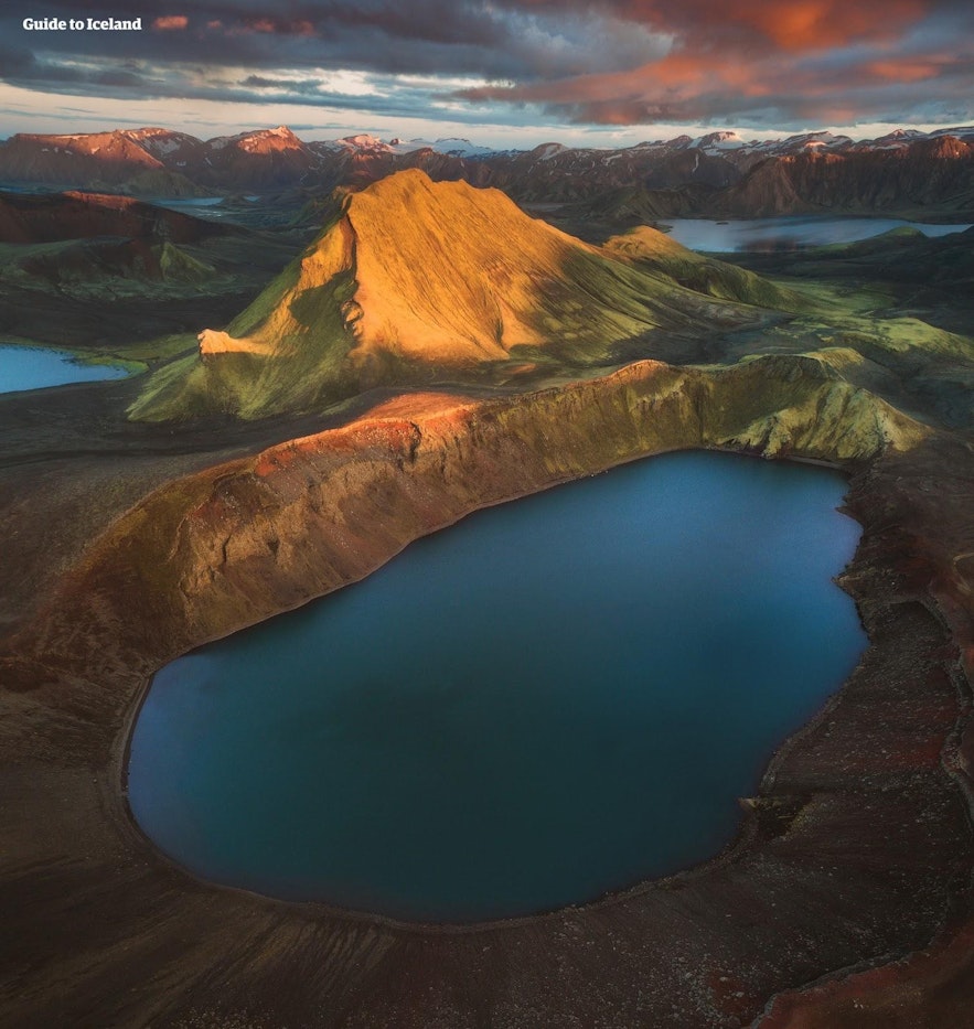 高地上的火山口湖。