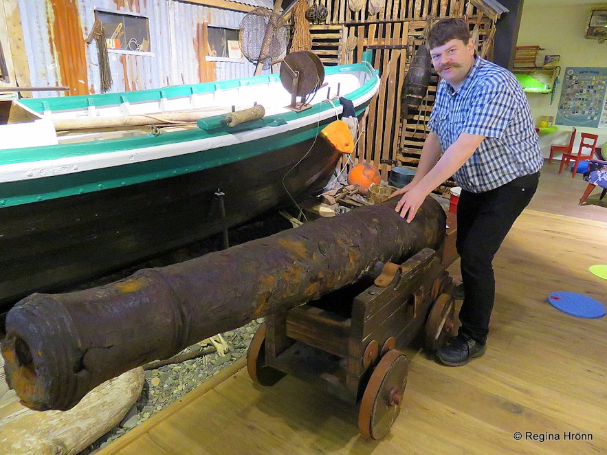 An old cannon at Eyrbyggja Heritage Centre museum - Sögumiðstöðin 