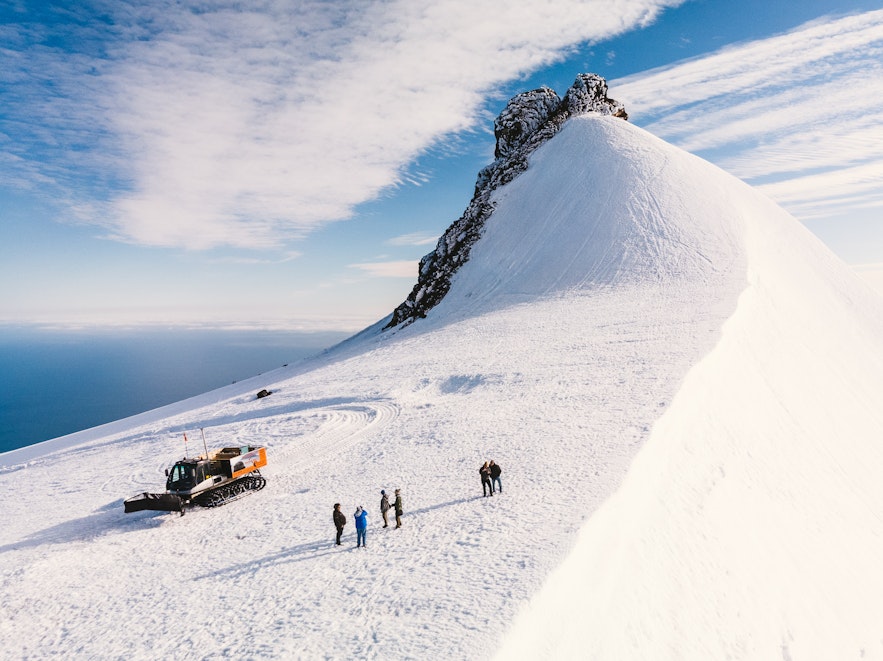 乘坐冰原雪车是游览斯奈菲尔冰川的最佳方式