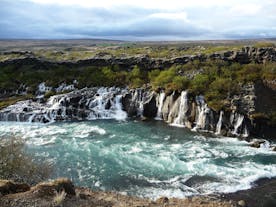 De Hraunfoss-waterval in West-IJsland