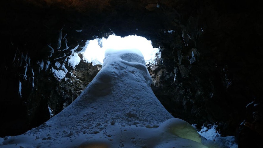 Montón de hielo dentro de la cueva