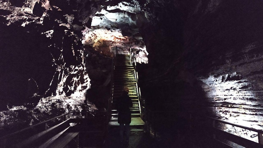 Explorando el túnel de lava de Raufarholshellir | Sur de Islandia