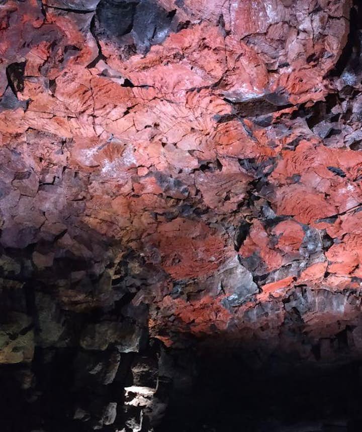 Explorando el túnel de lava de Raufarholshellir | Sur de Islandia