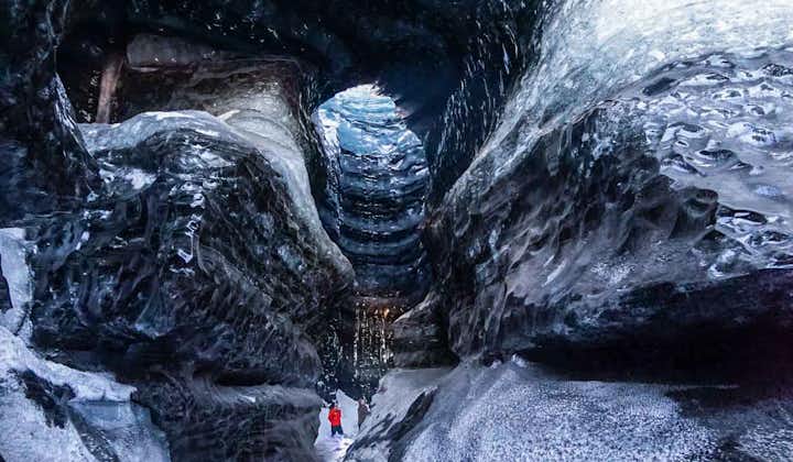 ツアーでは美しい氷の洞窟を見学する
