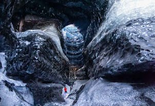 ツアーでは美しい氷の洞窟を見学する