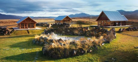 冰岛北部带热水浴池的宽敞小屋