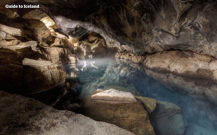 아이슬란드 북부 그로타갸우 동굴 속 온천
