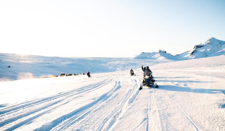 Een groep reizigers sprint over de machtige gletsjer van Langjokull in IJsland.