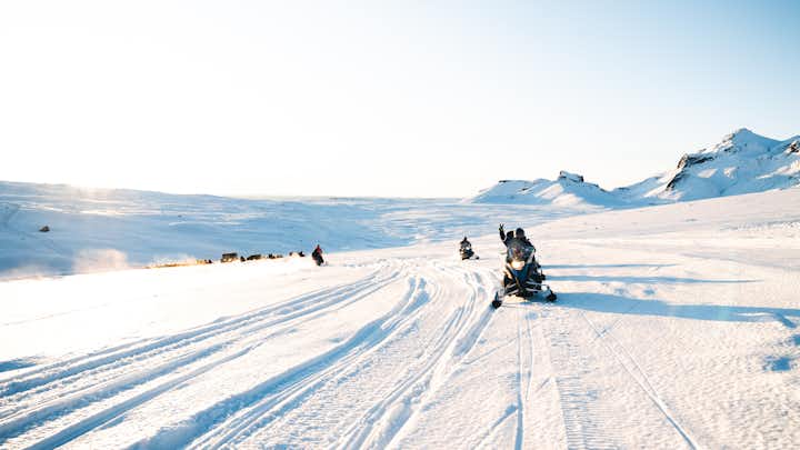 Un gruppo di viaggiatori che attraversa l'imponente ghiacciaio di Langjokull in Islanda.