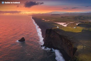 Het zwarte zandstrand in Zuid-IJsland