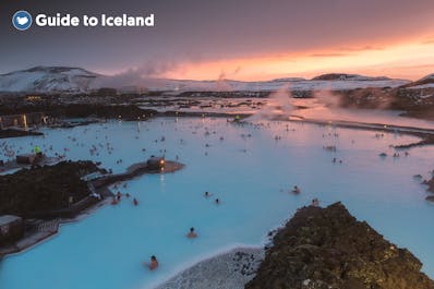 蔚蓝而纯净的冰岛蓝湖温泉上飘扬着迷蒙的水雾。