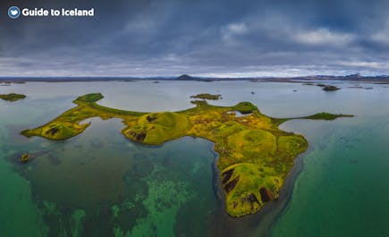 Het Myvatn-meer in Noord-IJsland is een prachtige natuurlijke bezienswaardigheid