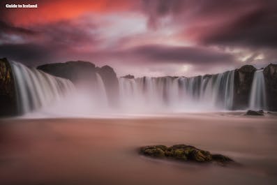Der Godafoss Wasserfall im Norden Islands ist ein spektakulärer Ort.